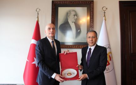 İstanbul Valisi Sayın Ali Yerlikaya, Rektörümüz Prof. Dr. E. Ertuğrul Karsak’ı ziyaret etti haber görseli