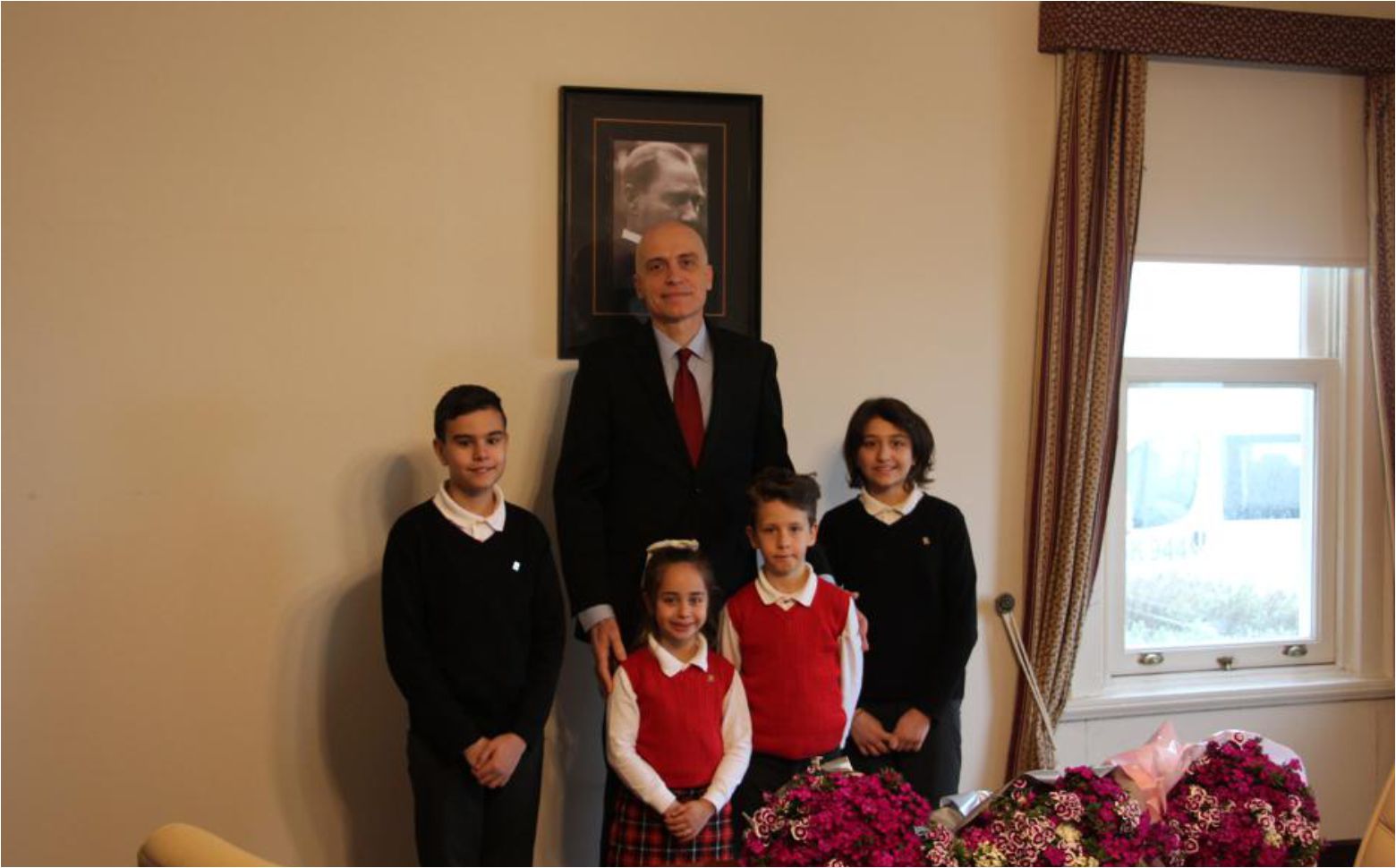 Galatasaray İlkokulu ve Ortaokulu Müdürü ile bir grup öğrenci, Rektörümüz Prof. Dr. E. Ertuğrul Karsak'ı ziyaret ettiler duyuru görseli