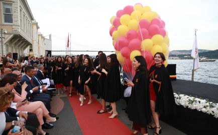 Galatasaray Üniversitesi lisans programlarında 27. Dönem Mezuniyet Töreni coşkusu yaşandı haber görseli