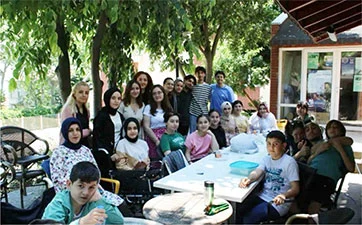 GSÜ Sosyal Farkındalık Kulübü öğrencileri “Depremzede Öğrenciler İçin Kurs” projesi kapsamında 200 öğrenciye ulaştı haber görseli