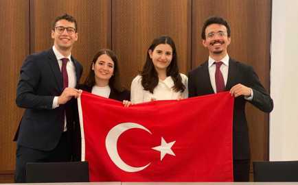 Galatasaray Üniversitesi Hukuk Fakültesi öğrencileri, Frankfurt Yatırım Tahkimi Farazi Dava Yarışması’nda şampiyon oldu haber görseli