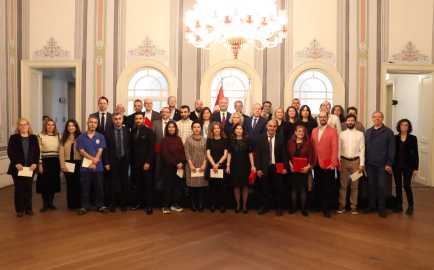 Uzun yıllardır Üniversitemize hizmet veren çalışma arkadaşlarımız ile 2025 yılında emekli olan akademik ve idari personelimiz için düzenlenen törende bir araya geldik haber görseli