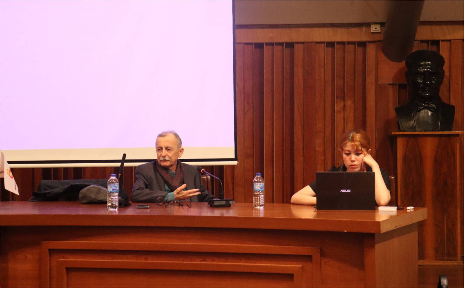 “Adalet Partisi Genel Başkanı ve Başbakan Süleyman Demirel” konferansı düzenlendi haber görseli