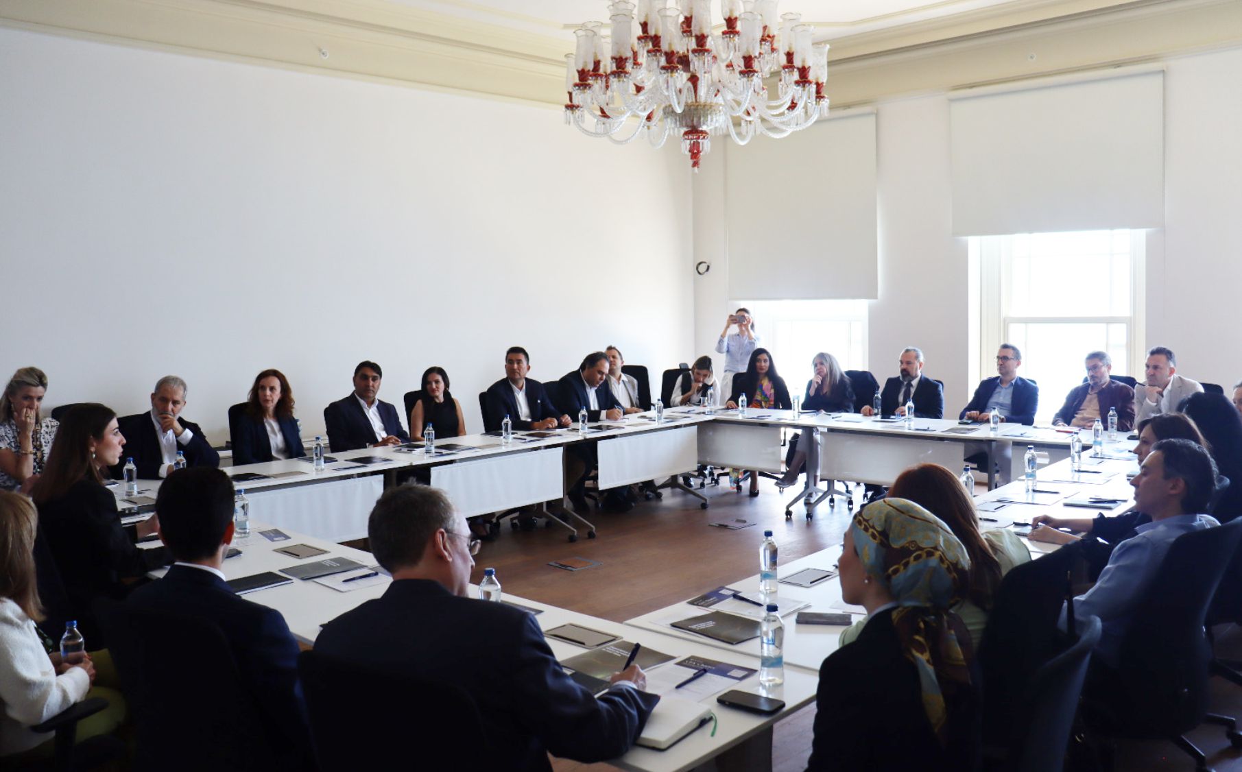 İşletme Bölümü ve CFA Institute iş birliğinde düzenlenen toplantıda farklı üniversitelerden akademisyenler bir araya geldi haber görseli