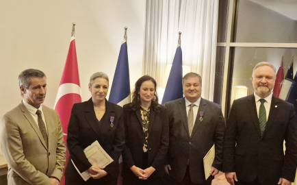 “Palmes académiques” nişanına layık görülen akademisyenlerimizi tebrik ediyoruz duyuru görseli