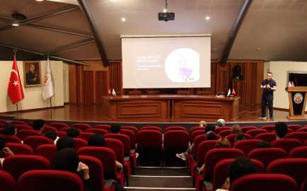 İŞKUR Gençlik Programı kapsamında çalışan Üniversitemiz öğrencilerine özgeçmiş hazırlama ve mülakat teknikleri eğitimi verildi haber görseli