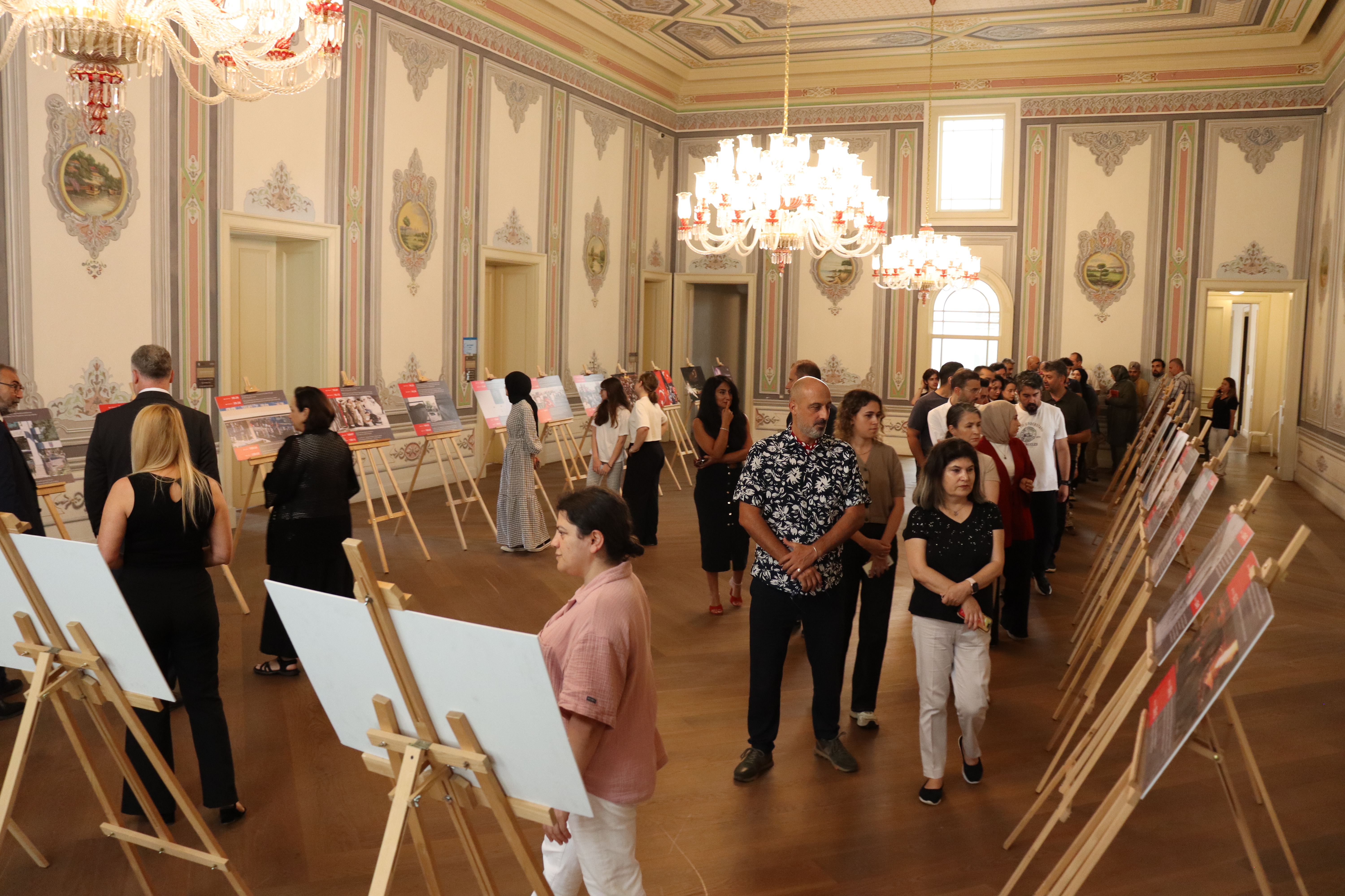 “30 Mayıs 1876’dan 15 Temmuz 2016’ya: Darbeler, Nedenleri, Sonuçları” konferansı ve “İrade Bizim, Zafer Bizim” fotoğraf sergisi düzenlendi haber görseli